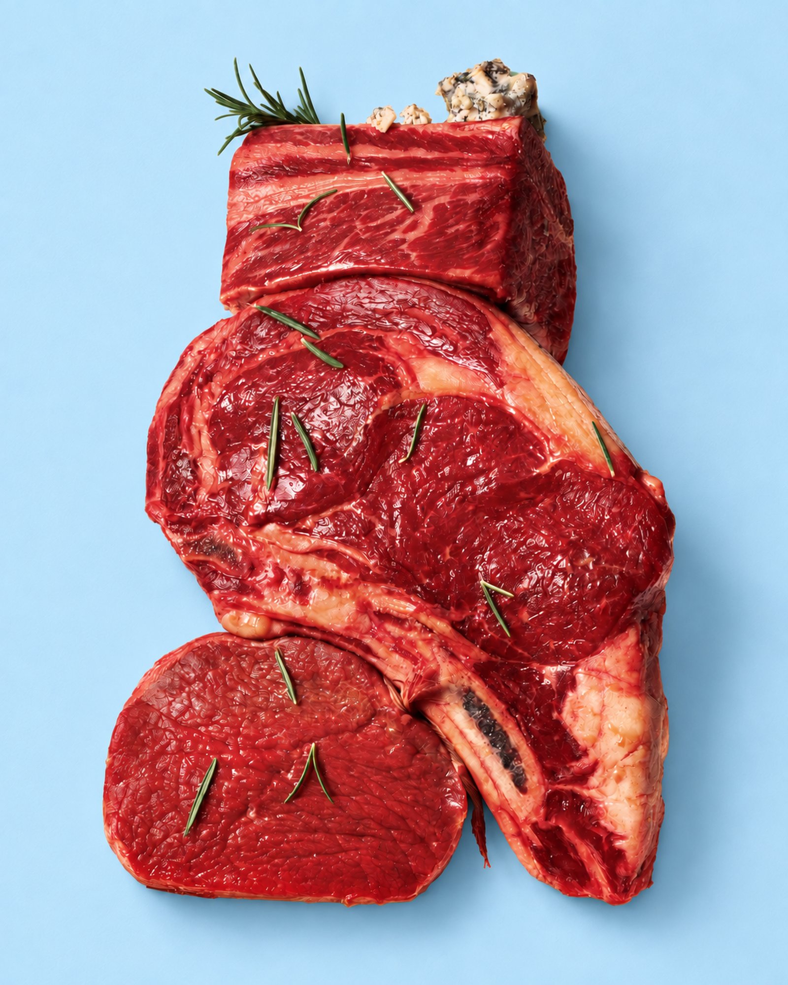 Viande de bœuf sur fond bleu