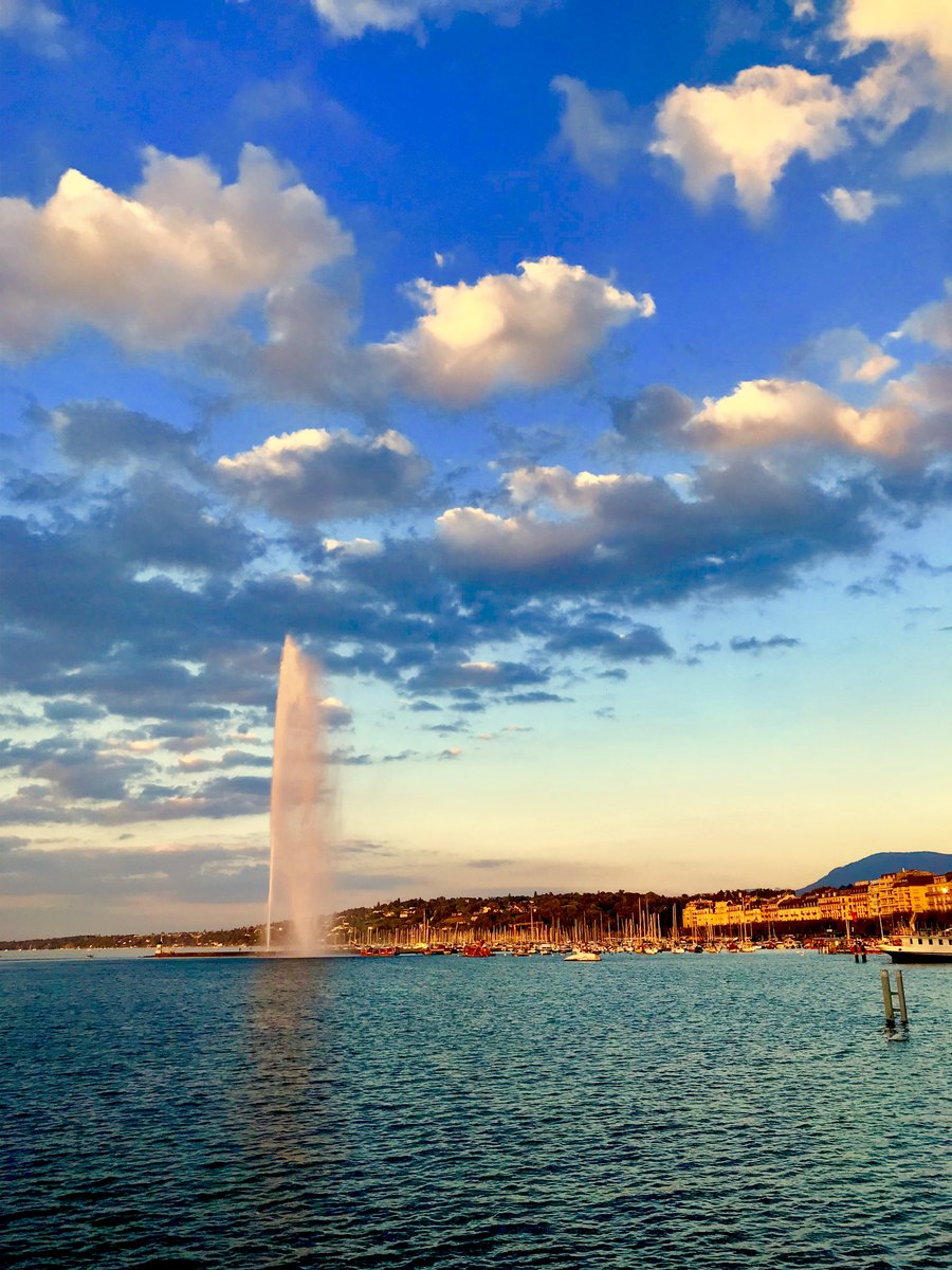 Le Jet d'Eau de Genève au coucher du soleil